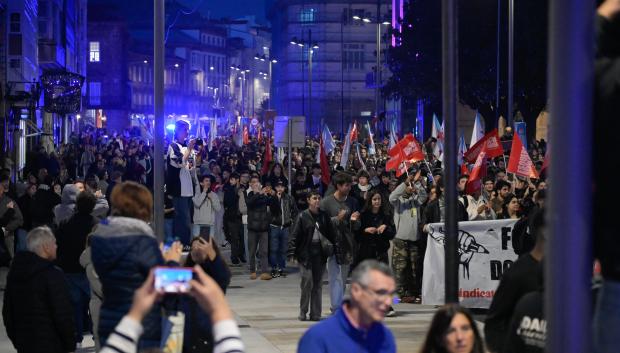 Agentes policiales reduciendo a uno de los radicales de izquierdas en La Coruña
