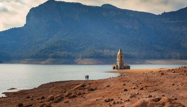 Campanario de Sant Romà en el pantano de Sau