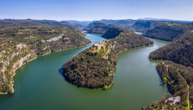 Monasterio de San Pedro de Caserras rodeado por el río Ter