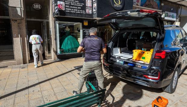 Agentes de la Policía científica recogen pruebas del robo y homicidio a una anciana en su piso de Burgos