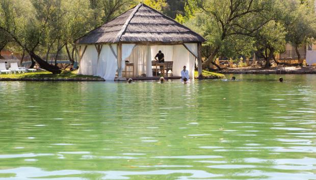 El lago mantiene una temperatura constante de 28 grados