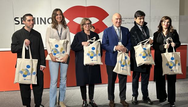 El alcalde de Valladolid, Jesús Julio Carnero, junto a los codirectores de Seminci Mariona Viader y Javier H. Estrada, junto a otros representantes municipales y de patrocinadores, recogen el kit de acreditados en el festival
