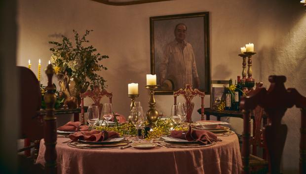 Restaurante del Marbella Club Hotel con un retrato del conde Rudi