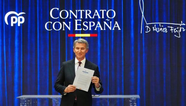Alberto Núñez Feijóo, firmando un contrato con los españoles el lunes