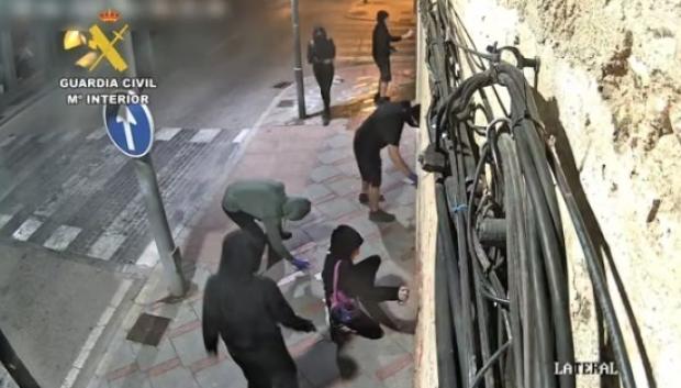 Imágenes de cámaras de seguridad que captaron una de las acciones.

REMITIDA / HANDOUT por GUARDIA CIVIL
Fotografía remitida a medios de comunicación exclusivamente para ilustrar la noticia a la que hace referencia la imagen, y citando la procedencia de la imagen en la firma
23/10/2026