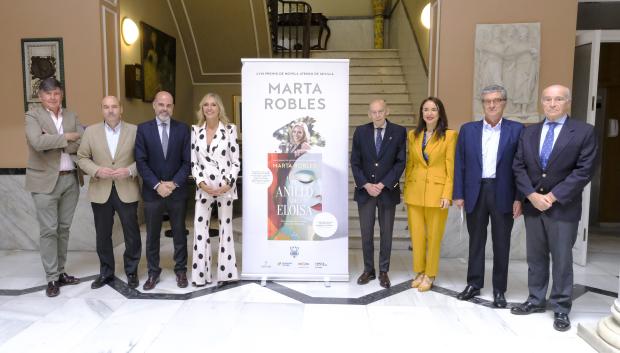 La autora, antes de la presentación celebrada en el Ateneo de Sevilla
