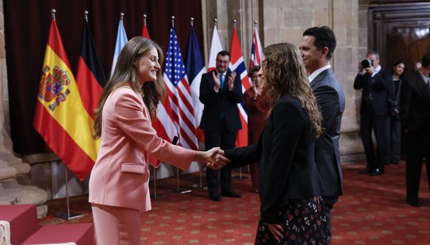 Leonor, princesa de Asturias saluda Christina Koch, astronauta del Artemis II