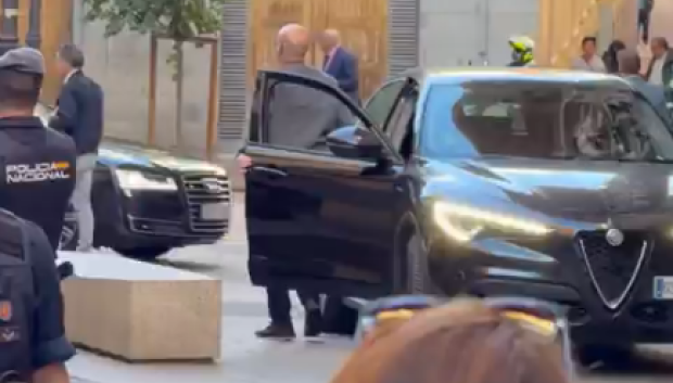 Detrás del Alfa aparece el morro del coche del presidente