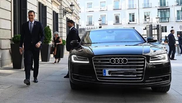 Sánchez junto al vehículo blindado