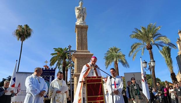 El obispo al inicio del acto litúrgico