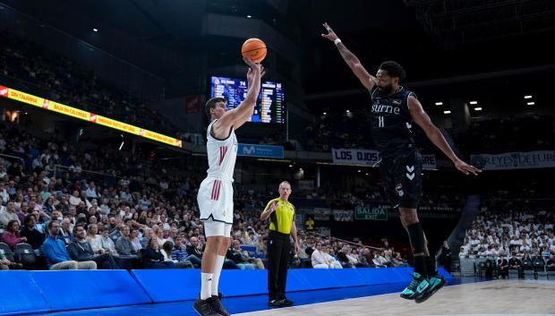 Jaime Pradilla se anima con un triple durante el Real Madrid - Surne Bilbao Basket