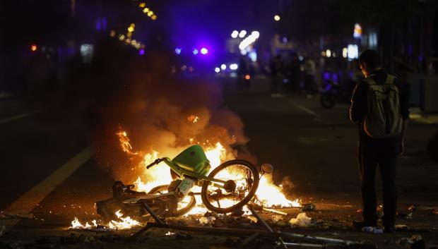 Barricada con bicicletas públicas en Barcelona este sábado