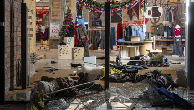 Tienda destrozada en Barcelona este sábado