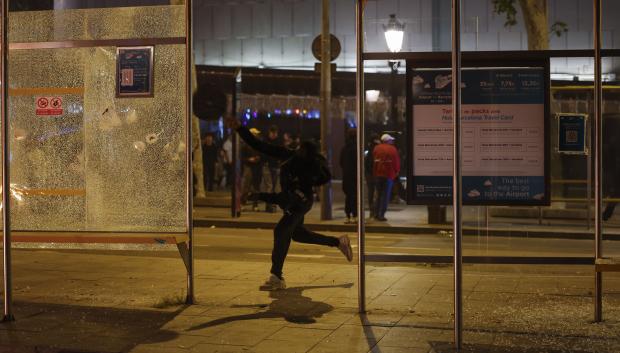 Joven pateando una marquesina en Barcelona
