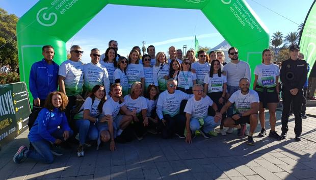 Autoridades y miembros de la Asociación contra el Cáncer en la salida de la carrera