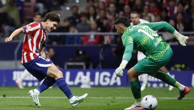 Julián Álvarez bate a Leo Román en el Atlético - Deportivo