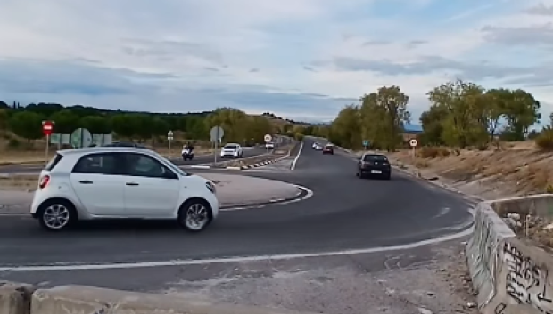Esta pequeña rotonda bloqueó el acceso y obliga a dar la vuelta