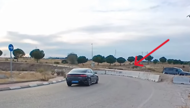 El muro de hormigón que impide el acceso
