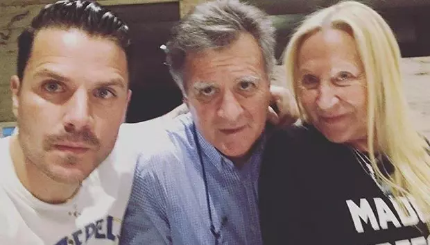 El cantante, junto a sus padres