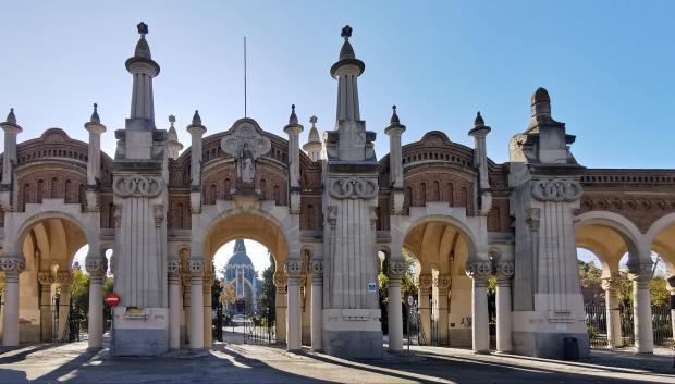 El pórtico de entrada del cementerio de Nuestra Señora de la Almudena