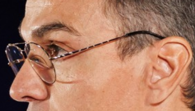 Pedro Sánchez, con un modelo estilo aviador en el mitin de Granada