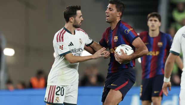 Bernardo Silva se enfrenta a Rodri Hernández en el Barcelona - Real Madrid