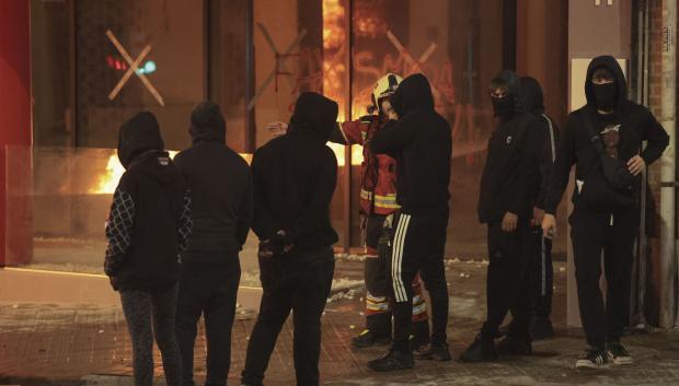 Radicales vascos encapuchados en Bilbao este lunes