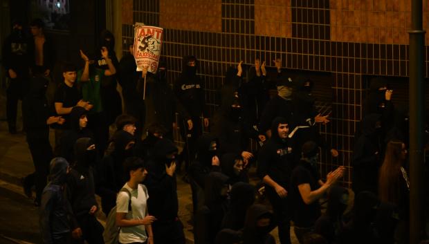 Radicales vascos encapuchados en Bilbao este lunes