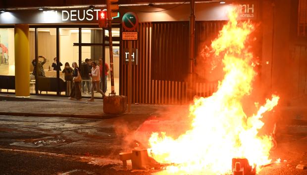 Radicales vascos encapuchados en Bilbao este lunes