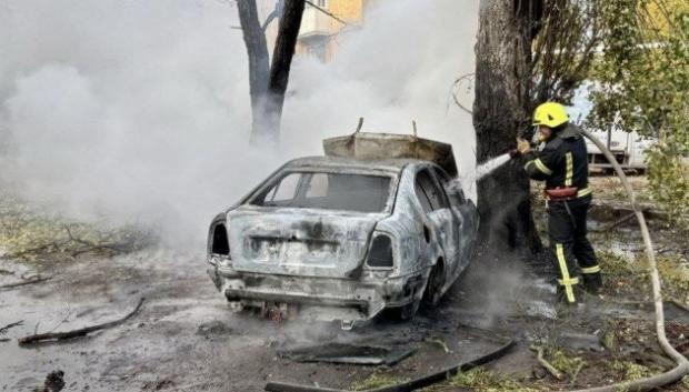 Un bombero ucraniano apaga un coche un llamas tras un ataque ruso