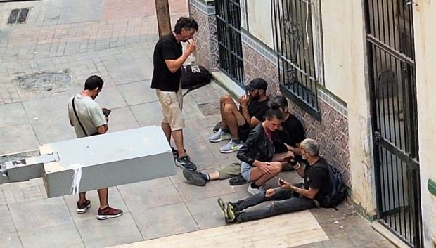 Varios toxicómanos y traficantes se reúnen a plena luz del día y en presencia de los niños