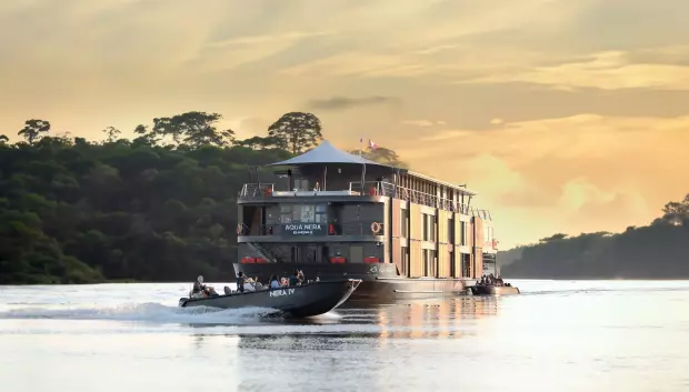 Los viajeros salen en pequeñas embarcaciones para explorar el río