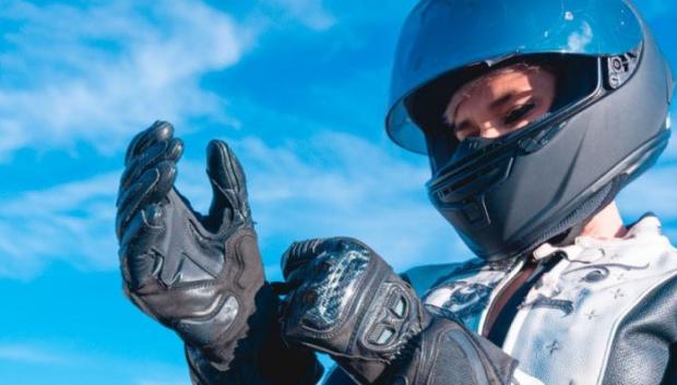 En motor sin guantes, parece una broma