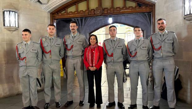 La ministra de Defensa, Margarita Robles, con los seis cadetes españoles que realizan parte de su formación en West Point