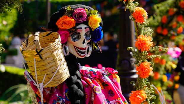 Calaveras y colorido acompañan las tradiciones de este día