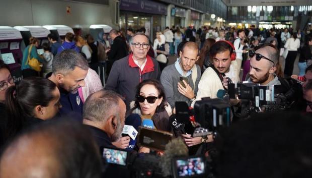 Joaquina,una viajera que no sabe nada de una amiga, atiende a los medios en Santa Justa