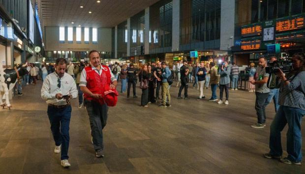 Voluntarios de Cruz Roja en la Estación de Santa Justa.