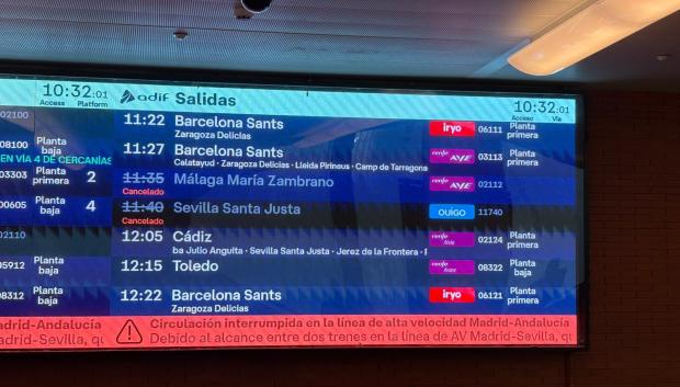 Pantalla con trenes cancelados en la estación de Atocha