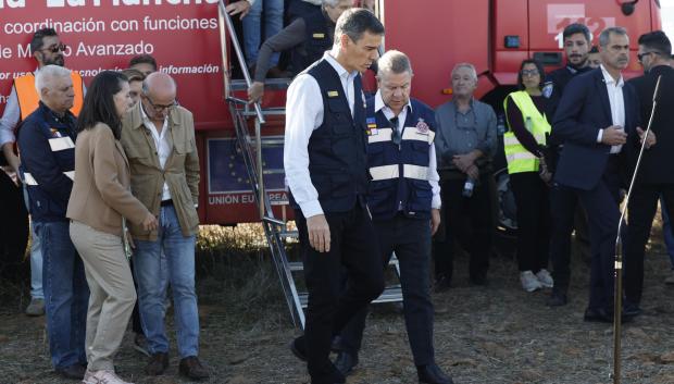 Pedro Sánchez, en el lugar del accidente, junto con el presidente de Castilla-La Mancha, Emiliano García-Page