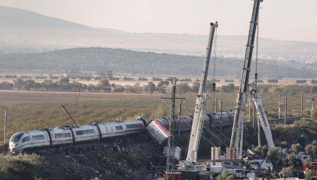 Los servicios de emergencia junto a maquinaria pesada trabajan este jueves en el lugar del accidente ferroviario de Urda (Toledo)un día después del suceso