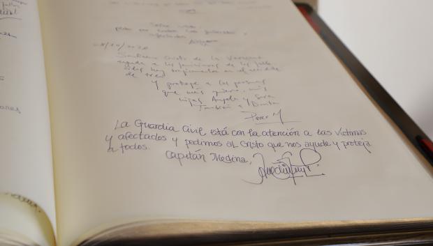 Libro de visitas en la Basílica del Santísimo Cristo.