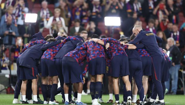 Los jugadores del Barcelona hacen una piña antes del clásico