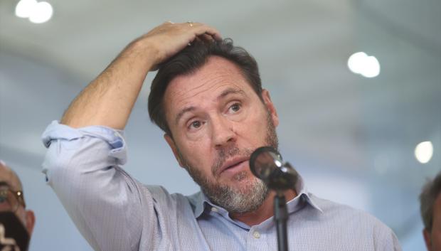 El ministro de Transportes y Movilidad Sostenible, Óscar Puente, durante una rueda de prensa, en el Centro de Gestión de Red H24 de Adif