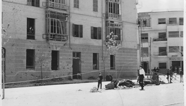 La avenida Portugal de Palma, esquina calle Joaquín Botia, frente al IES Ramon Llull, tras el bombardeo del 30 de mayo de 1938. El edificio de la izquierda sigue existiendo y en la planta baja está la sede de la Escuela Balear de Diseño (EDIB).