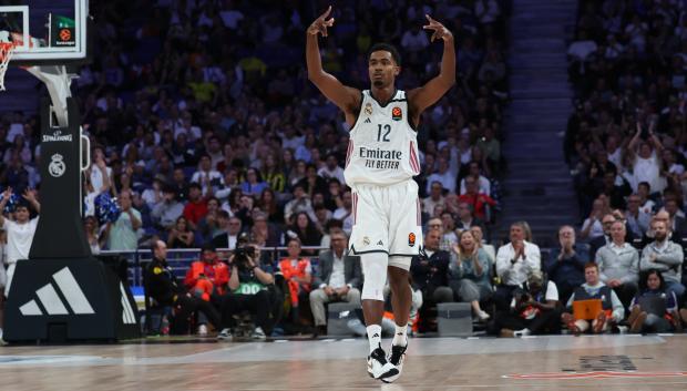 El escolta del Real Madrid Theo Maledón celebra un triple