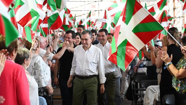 El presidente del PNV, Aitor Esteban, y el presidente vasco, Imanol Pradales