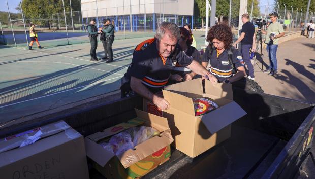 Miembros de Protección Civil descargan alimentos en el pabellón de Urda (Toledo)