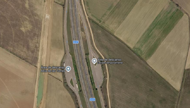 Las áreas de descanso, ubicadas junto a la carretera como un aparcamiento