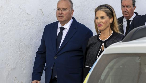 El portavoz del PP en el Congreso, Miguel Tellado (i) asiste al funeral de la exministra Fátima Báñez, este viernes en la Iglesia San Juan Bautista de San Juan del Puerto