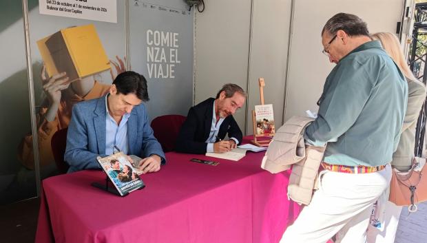 Los escritores cordobeses firmando ejemplares